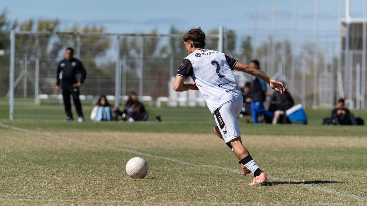 Un joueur de soccer en action sur le terrain.