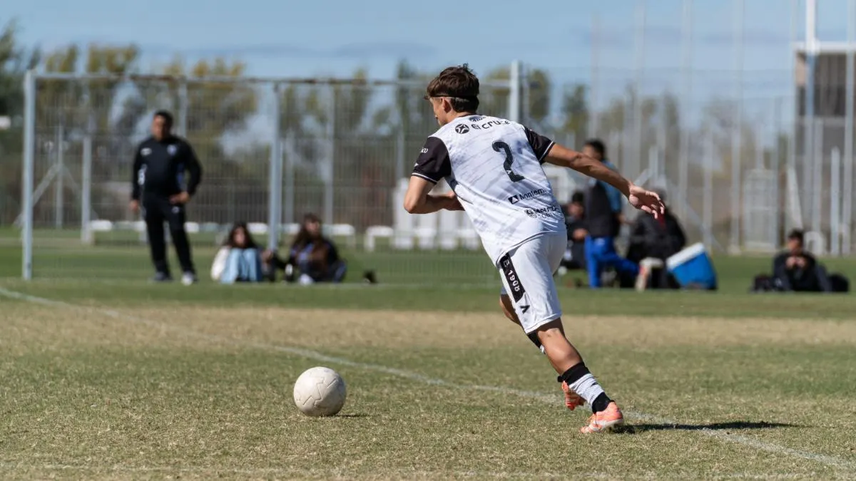 Un joueur de soccer en action sur le terrain.